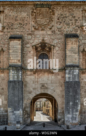 Puerta Real, Archiv der Copiloto de Castilla, Bogen aus dem 16. Jahrhundert Renaissance Gebäude, Covarrubias, Burgos, Spanien Stockfoto