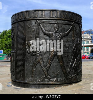 Hillsborough Disaster Memorial in der Alten Haymarket Viertel von Liverpool (UK). Große runde bronze Denkmal mit den Namen der 96 Opfer des Stockfoto