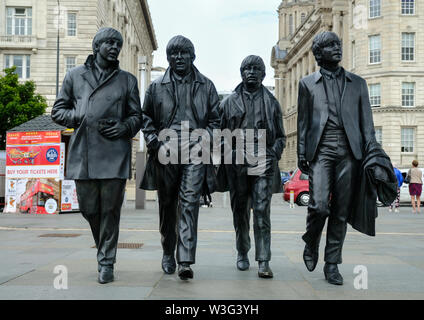 Die Beatles Statue in Liverpool (Vereinigtes Königreich), geschaffen von Bildhauer Andrew Edwards und der Stadt Liverpool im Jahr 2008 von den Cavern Club gespendet Stockfoto