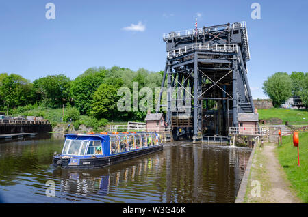 Anderton, Cheshire, North West England UK, 24. Mai 2016. Anderton Boat Lift ist ein zwei caisson Auftrieb und sorgt für einen 50 Fuß (15,2 m) vertikale Heben Stockfoto