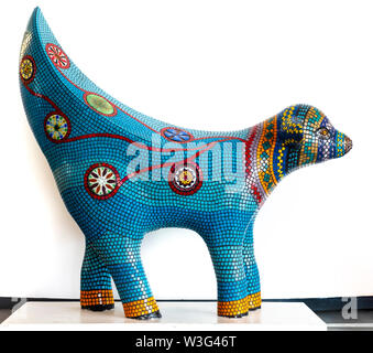 Mandala Superlambanana 'Mandy' Mosaik Skulptur der Künstlerin Patricia Lee auf Anzeige an das Museum von Liverpool, Großbritannien. Mandala ist das Symbol für Hoffnung. Stockfoto