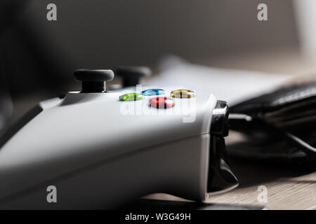 Eine Nahaufnahme von einem weißen xbox controller In einem hell erleuchteten Raum konzentriert sich auf die Tasten Stockfoto