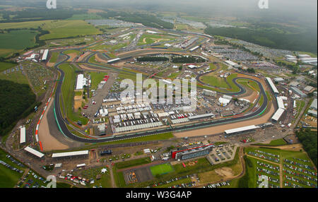 Eine Luftaufnahme von Silverstone Circuit auf F1 Race Day 2019 von einem Hubschrauber über dem Northamptonshire. Stockfoto