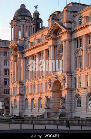 Hafen von Liverpool Gebäude, Drei Grazien, Pier Head, Liverpool (UK) bei Sonnenuntergang, Teil des Weltkulturerbes der UNESCO Maritime Mercantile City Stockfoto