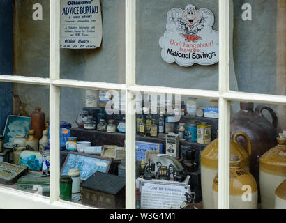 Museum und das Dorf Schaufenster Anzeige in Lacock, Wiltshire, Großbritannien Stockfoto