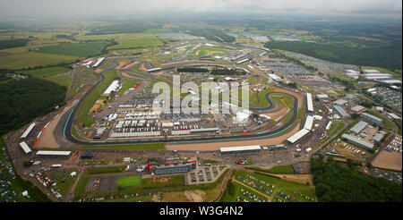 Eine Luftaufnahme von Silverstone Circuit auf F1 Race Day 2019 von einem Hubschrauber über dem Northamptonshire. Stockfoto