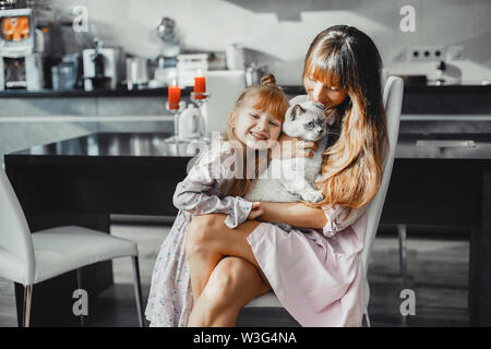 Mutter mit Tochter zu Hause Stockfoto