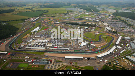 Eine Luftaufnahme von Silverstone Circuit auf F1 Race Day 2019 von einem Hubschrauber über dem Northamptonshire. Stockfoto