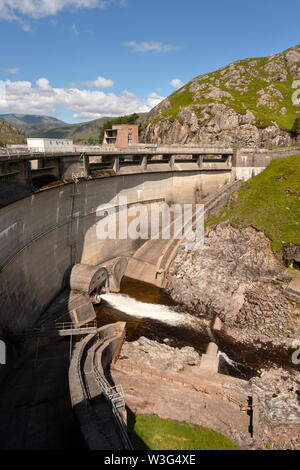 Die monar Damm im Glen Strathfarrar, Highland Schottland. Der erste doppelte Krümmung Staumauer in Großbritannien 1963 gebaut. Stockfoto