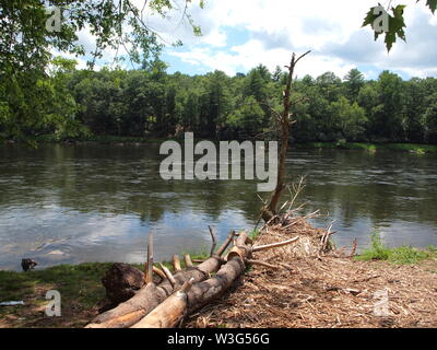 Malerischer Blick auf den Delaware River entlang der New York und Pennsylvania Grenze. Heitere und ruhige, der Fluss kann plötzlich ändern. Stockfoto