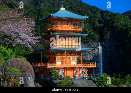 Japanische Pagode und Wasserfall bei Nachi Taisha, Kansai Provinz Stockfoto