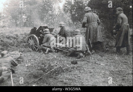 Deutsche Soldaten Feuer eine leichte Infanterie Gewehr an der russischen Front 1941 Stockfoto