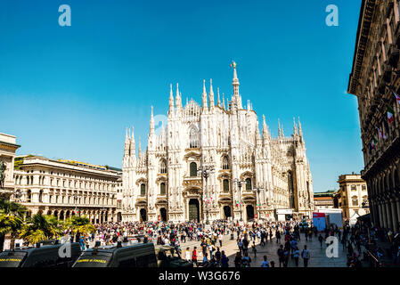 Mailand, Italien - 1. Mai, 2019: Blick auf die Kathedrale Duomo di Milano mit Menschen um ihn herum. Authentische getonten Bild. Stockfoto