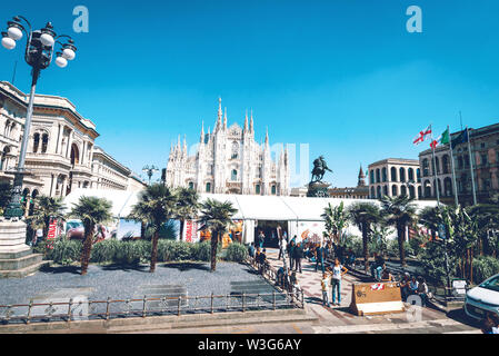 Mailand, Italien - 1. Mai, 2019: Blick auf die Kathedrale Duomo di Milano mit Menschen um ihn herum. Authentische getonten Bild. Stockfoto