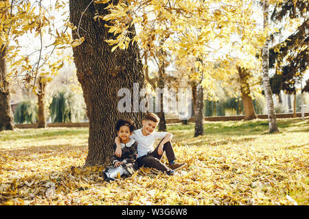 Childrenin ein Park Stockfoto