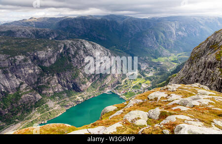 Blick von der steilen Klippe zu Lyseboth norwegische Dorf am Ende des Lysefjord, Forsand Kommune, Rogaland County, Norwegen Stockfoto