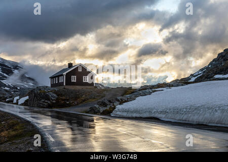 Einsam in den Sonnenuntergang Strahlen auf der Straße von dalsnibba nach Geiranger Fjord, Geiranger, Sunnmore, Romsdal, Grafschaft, westlichem Norwegen. Stockfoto