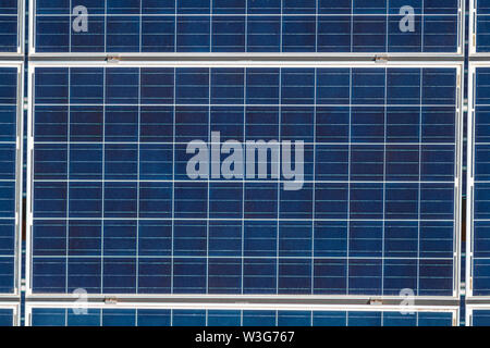 Solar Energy Solarzellenanschlüsse, Silizium und Kapselung ein schönes Technologie blaues Muster. Perspektivische Ansicht von poly kristallinen Silizium-Solarzellen Stockfoto