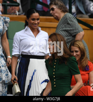 London, England, 13. Juli 2019 Die Meisterschaften in Wimbledon 2019 13072019 Katherine Herzogin von Cambridge, Meghan Herzogin von Sussex ankommen Ladi zu beobachten Stockfoto