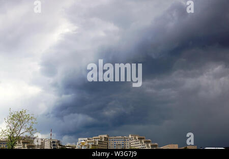 Stürmischen Himmel über Universität Gebäude. Dunkle Wolken von oben angesammelt. Insel Russisch, Wladiwostok Stockfoto