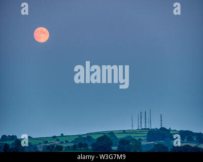 UK Wetter: Spektakuläre orange voll Buck Mond über Alport Höhen, wirksworth Derbyshire UK Stockfoto