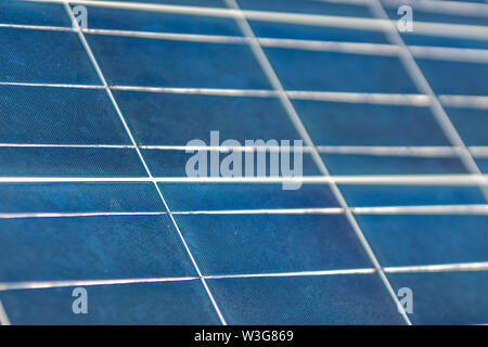Solar Energy Solarzellenanschlüsse, Silizium und Kapselung ein schönes Technologie blaues Muster. Perspektivische Ansicht von poly kristallinen Silizium-Solarzellen Stockfoto