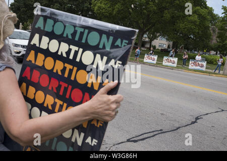 Milwaukee, WI, USA. Am 15. Juli 2019. Pro-Leben und Pro-choice-Aktivisten konfrontieren, ot Juneau Park in Milawuakee im Betrieb Sparen Amerika" des Übereinkommens. Credit: Rick Majewski/ZUMA Draht/Alamy leben Nachrichten Stockfoto