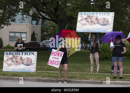 Milwaukee, WI, USA. Am 15. Juli 2019. Pro-Leben und Pro-choice-Aktivisten konfrontieren, ot Juneau Park in Milawuakee im Betrieb Sparen Amerika" des Übereinkommens. Credit: Rick Majewski/ZUMA Draht/Alamy leben Nachrichten Stockfoto