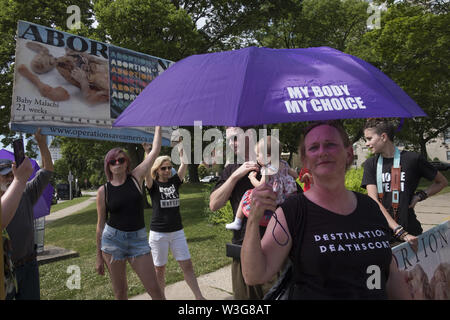 Milwaukee, WI, USA. Am 15. Juli 2019. Pro-Leben und Pro-choice-Aktivisten konfrontieren, ot Juneau Park in Milawuakee im Betrieb Sparen Amerika" des Übereinkommens. Credit: Rick Majewski/ZUMA Draht/Alamy leben Nachrichten Stockfoto