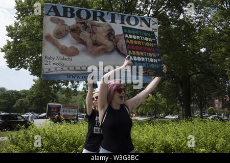 Milwaukee, WI, USA. Am 15. Juli 2019. Pro-Leben und Pro-choice-Aktivisten konfrontieren, ot Juneau Park in Milawuakee im Betrieb Sparen Amerika" des Übereinkommens. Credit: Rick Majewski/ZUMA Draht/Alamy leben Nachrichten Stockfoto