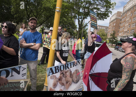 Milwaukee, WI, USA. Am 15. Juli 2019. Pro-Leben und Pro-choice-Aktivisten konfrontieren, ot Juneau Park in Milawuakee im Betrieb Sparen Amerika" des Übereinkommens. Credit: Rick Majewski/ZUMA Draht/Alamy leben Nachrichten Stockfoto