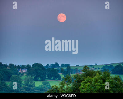 UK Wetter: Spektakuläre orange voll Buck Mond über wirksworth Derbyshire UK Stockfoto