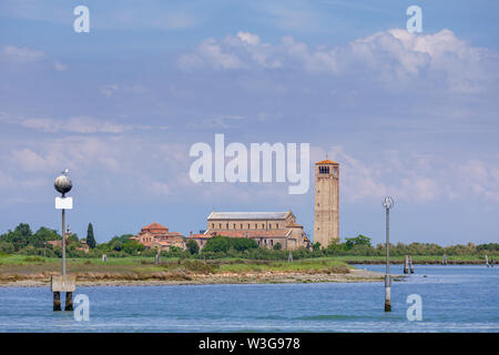 Anzeigen von Torcello, einer kleinen Insel in der Lagune von Venedig, Venedig, Italien mit der Kathedrale Santa Maria Assunta, Santa Fosca und Campanile (Glockenturm) Stockfoto