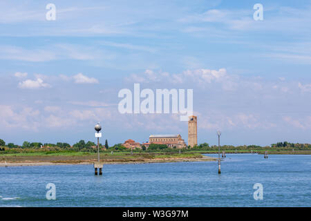 Anzeigen von Torcello, einer kleinen Insel in der Lagune von Venedig, Venedig, Italien mit der Kathedrale Santa Maria Assunta, Santa Fosca und Campanile (Glockenturm) Stockfoto