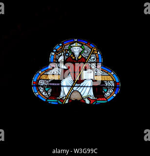 Der hl. Ambrosius, Bienenstock am Fuß, Geißel in der Hand, Glasfenster, von Frederick Preedy, 19. Jahrhundert Glas, Old Hunstanton, Norfolk, England 2. Stockfoto
