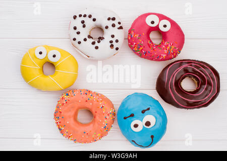 Mischung aus Donuts auf Holzhintergrund. Stockfoto