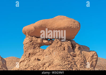 Erodiert Boulder auf Bröckelnden Siltstone im Goblin Valley State Park in Utah Stockfoto