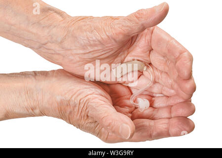 Ältere Frau Hand an das Hörgerät. Auf weißen, Beschneidungspfade getrennt ausgewiesen Stockfoto