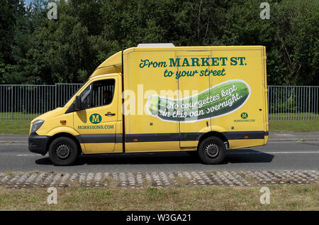 Ein Morrisons Supermarkt Lieferwagen ist nach unten gefahren einer ruhigen Urban Street (nur redaktionelle Nutzung). Stockfoto