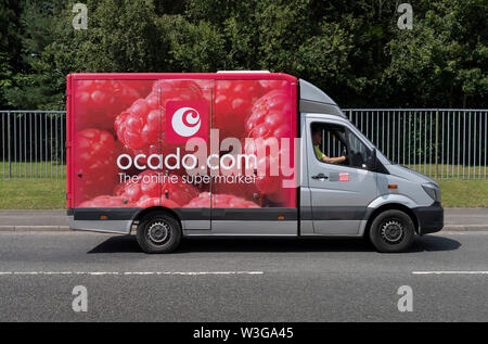 Eine Ocado Lieferwagen ist nach unten gefahren einer ruhigen Urban Street (nur redaktionelle Nutzung). Stockfoto