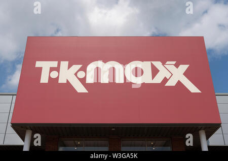 Die Schaufenster der Händler TK Maxx am Stanley Green Retail Park in Handforth, Cheshire, UK. Stockfoto