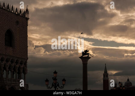 Schöne Wolken über Saint Mark Square Denkmäler in Venedig Stockfoto