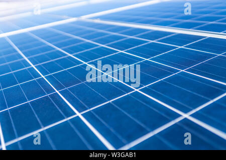 Solar Energy Solarzellenanschlüsse, Silizium und Kapselung ein schönes Technologie blaues Muster. Perspektivische Ansicht von poly kristallinen Silizium-Solarzellen Stockfoto