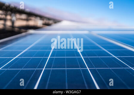 Solar Energy Solarzellenanschlüsse, Silizium und Kapselung ein schönes Technologie blaues Muster. Perspektivische Ansicht von poly kristallinen Silizium-Solarzellen Stockfoto