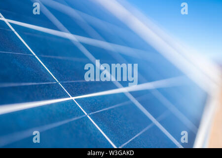 Hunderte Solarzellen Reihen entlang der trockene Länder in der Atacama-wüste, Chile. Riesige Photovoltaik PV-Anlage mitten in der trockensten Wüste Stockfoto