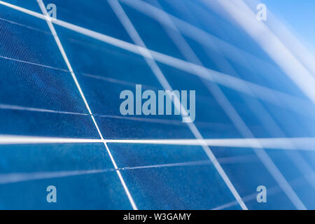 Solar Energy Solarzellenanschlüsse, Silizium und Kapselung ein schönes Technologie blaues Muster. Perspektivische Ansicht von poly kristallinen Silizium-Solarzellen Stockfoto