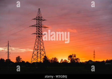 Pylon, Hochspannungs-Tower Sky Hintergrund. Schönen bunten Sonnenuntergang. Stockfoto