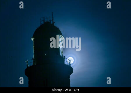 Portland, Dorset, Großbritannien. Am 15. Juli 2019. Der Mond steigt hinter der Leuchtturm von Portland Bill, Dorset. Der Vollmond im Juli ist als 'Buck Moon' bekannt. Peter Lopeman/Alamy leben Nachrichten Stockfoto