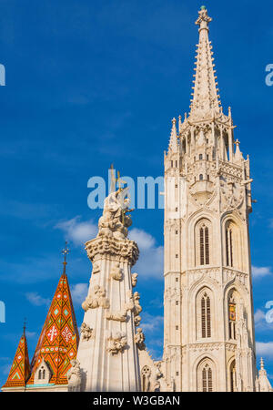 Religiöse Kunst und Architektur in Budapest. Die barocke Statue der Heiligen Dreifaltigkeit im Jahre 1713 vor der gotischen St. Matthias Kirche errichtet (15.-19. Jahrhundert), Stockfoto