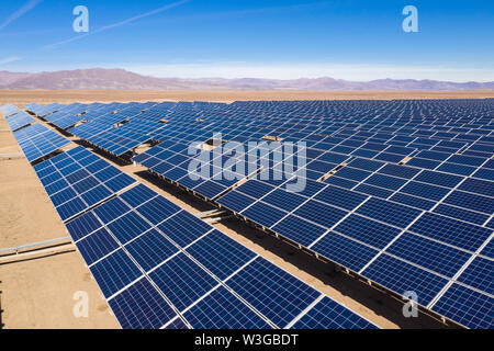 Luftaufnahme von Hunderten Solarmodulen oder Paneelen entlang der Trockengebiete in der Atacama Wüste, Chile. Riesige Photovoltaik-PV-Anlage in der Wüste Stockfoto